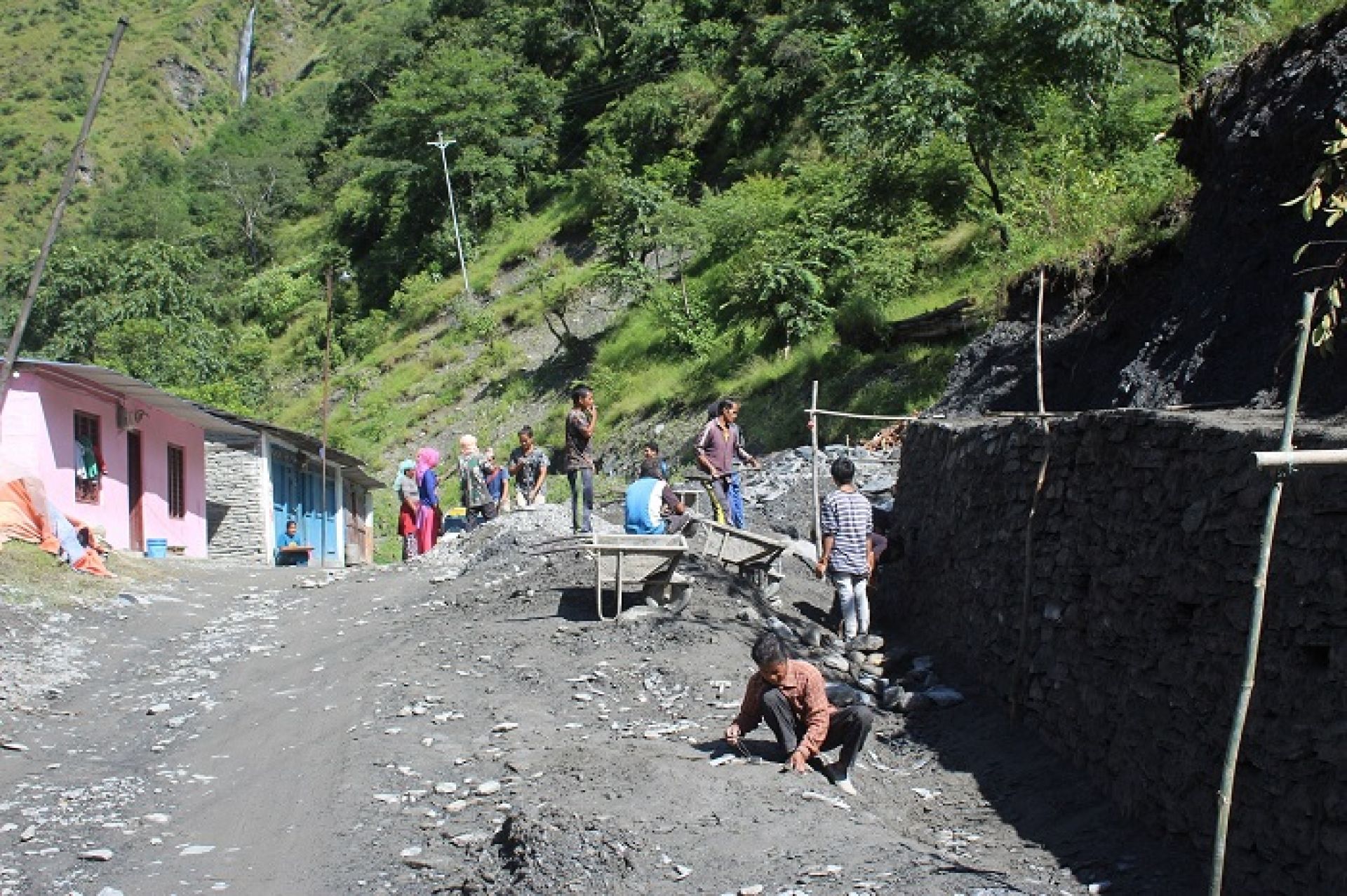 ढिलासुस्तीले थलिए सडक योजनाः थपिदै लागत, बढ्दै दुर्घटना 